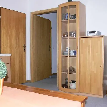 Schoening Gertrud * نوستاد ان هولستن